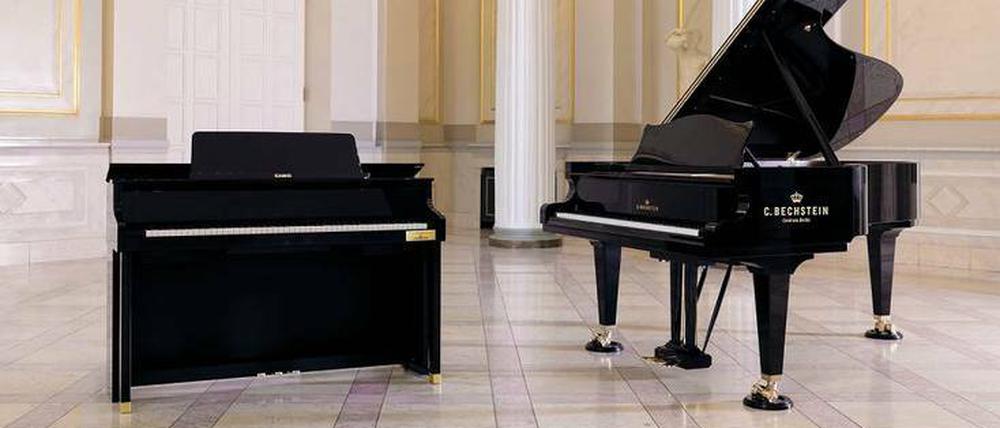 Ein "Celviano Grand Hybrid" von Casio (links) und ein Bechstein-Flügel, Seite an Seite im Berliner Konzerthaus