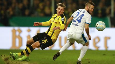 Stolpergefahr. Lukasz Piszczek (l.) und Borussia Dortmund taten sich beim Drittligisten schwer.