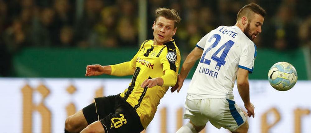 Stolpergefahr. Lukasz Piszczek (l.) und Borussia Dortmund taten sich beim Drittligisten schwer.