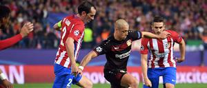 Madrids Diego Godin (l) und Javier Hernandez duellierten sich so manches Mal.