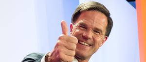 Der amtierende Ministerpräsident und Wahlgewinner Mark Rutte lacht am 15.03.2017 in Den Haag (Niederlande) bei einer Wahlparty seiner Partei VVD.