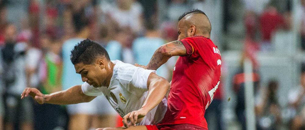 Man kennt sich: Münchens Arturo Vidal (r) im Kampf um den Ball mit Casemiro von Real Madrid.