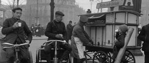 1908: Am „Erfrischungswagen“ auf dem Potsdamer Platz gibt es heiße und kalte Getränke. Das Bild stammt aus dem Buch „Ohne Motor. Das Fahrrad im alten Berlin“ (Herausgeber Boris von Brauchitsch, Edition Braus,128 Seiten, 24,95 Euro).