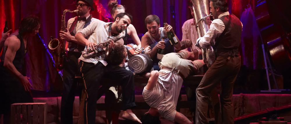 So ein Durcheinander. Die Band verknäult sich in "Scotch & Soda" auch mal mit den Artisten.