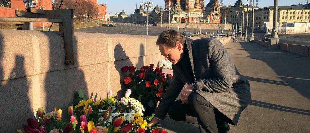 Berlins Regierender Bürgermeister Michael Müller (SPD) legt auf der Moskwa-Brücke in Moskau für den erschossenen russischen Oppositionspolitikers Boris Nemzow Blumen nieder.