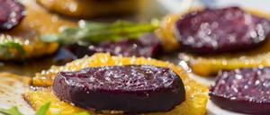 Rote Bete mariniert mit Orangen-Dressing. Dazu passen Ziegenfrischkäse und Walnüsse.
