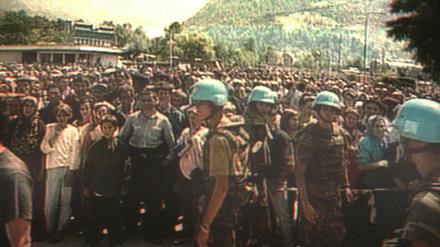 Auf der Flucht vor dem Mord. Der Screenshot des niederländischen Fernsehens zeigt holländische UN-Soldaten in Potocari, Bosnien-Herzegowina, vor hunderten von moslemischen Zivilisten, die aus dem nahegelegenen Srebrenica vor serbischem Terror geflüchtet waren 