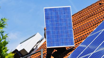 Hier wird eine Solaranlage auf einem Dach montiert. Die Stadtwatt eG möchte die Errichtung solcher Anlagen in Berlin vorantreiben.