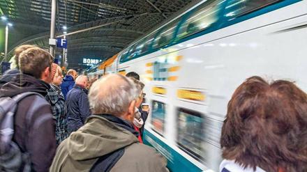 Umsteigen, bitte! Viele Pendler nutzen erst in Berlin den Nahverkehr, um 20 Euro für die Tarifzone C zu sparen.