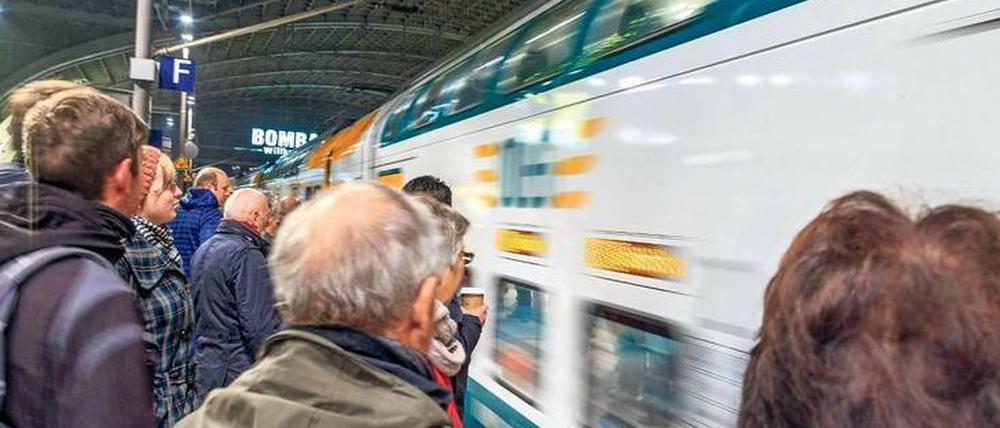 Umsteigen, bitte! Viele Pendler nutzen erst in Berlin den Nahverkehr, um 20 Euro für die Tarifzone C zu sparen.