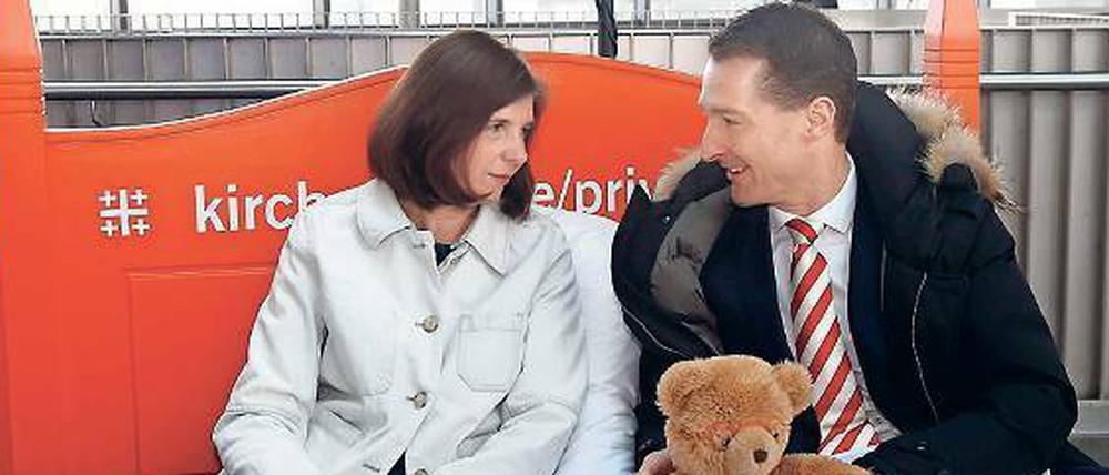 Sleep-in. Grünen-Politikerin Göring-Eckhardt und S-Bahn-Finanzchef Knabe werben für den Kirchentag.
