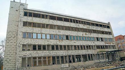 Wie sieht es denn hier aus? Am Hochmeisterplatz gammelt die Ruine der halb abgerissenen alten Post vor sich hin.