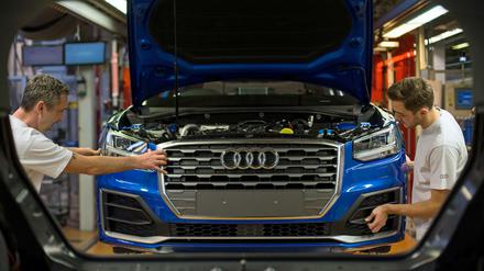 Fertigungsmechanikerin an einem Fließband im Audi-Werk in Ingolstadt (Bayern).