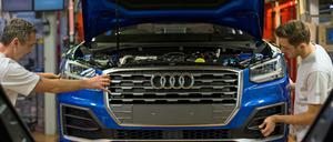 Fertigungsmechanikerin an einem Fließband im Audi-Werk in Ingolstadt (Bayern).