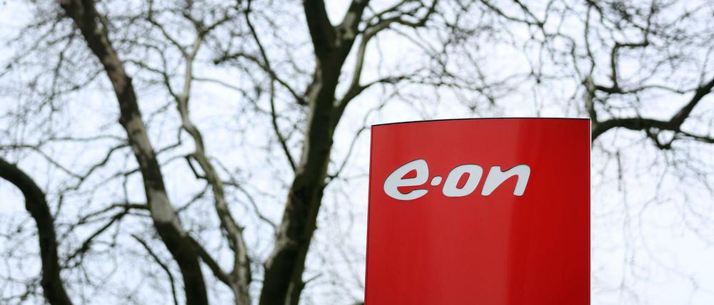 Das Logo vom Energiekonzern E.ON an der Konzernzentrale in Essen (Nordrhein-Westfalen) zu sehen.