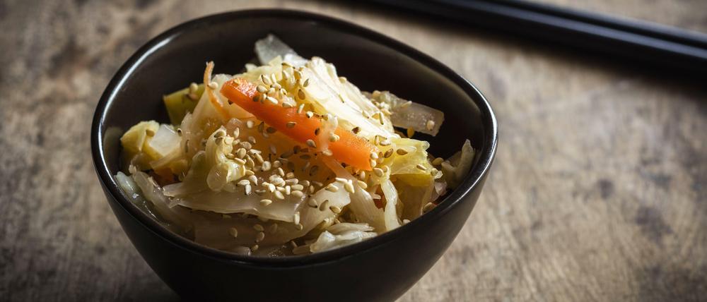 Scharfes Ferment. Kimchi wird traditionell aus Chinakohl zubereitet.