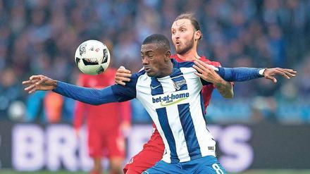Im Windschatten. Der 1. FC Köln (hinten Marco Höger) hat in der Tabelle nur sechs Punkte Rückstand auf Salomon Kalou und Hertha BSC. 