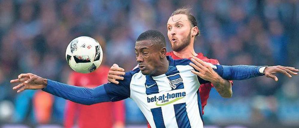 Im Windschatten. Der 1. FC Köln (hinten Marco Höger) hat in der Tabelle nur sechs Punkte Rückstand auf Salomon Kalou und Hertha BSC. 