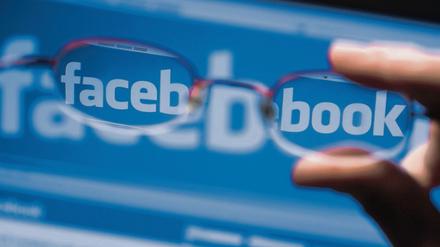 Geht es nach dem Gesetzentwurf von Justizminister Heiko Maas, müssen Facebook und Co. bei Kommentaren und Beiträgen genauer hinsehen.