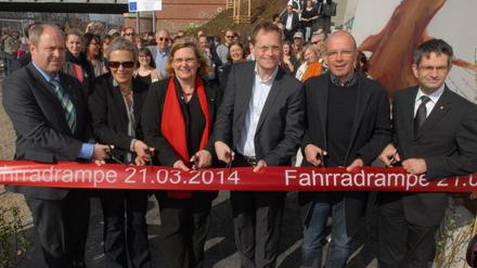 2014 eröffnete Krüger (links) mit dem damaligen Senator Michael Müller (3.v.r.) einen Abschnitt des Gleisdreieck-Parks.