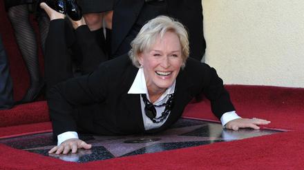 Ironiebegabt, Glenn Close 2008 auf einer Sternenplakette, mit der sie auf Hollywoods berühmten "Walk of Fame" verewigt wurde. 