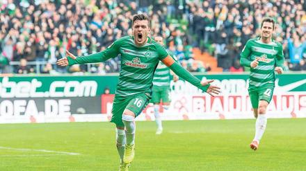 Eindeutig im Mittelpunkt. Werder Bremens Zlatko Junuzovic erzielte das erste Tor und war wesentlich an den Treffern zwei und drei beteiligt. Foto: Imago/Nordphoto