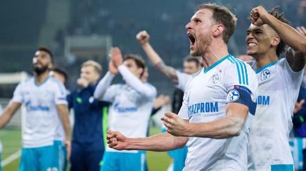 Schrei, wenn du weißt, wie du Gladbach besiegt hast. Für Benedikt Höwedes nahm der Donnerstagabend noch eine freundliche Wendung.