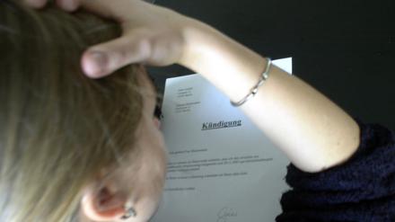 Gefeuert. Werden Mitarbeiter entlassen, müssen die sozial stärksten einer Hierachieebene zuerst gehen. 