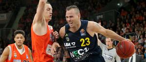 Harter Kampf. Auch Albas Carl English (r.) brachte die Ulmer mit seinen Distanzwürfen in Verlegenheit.