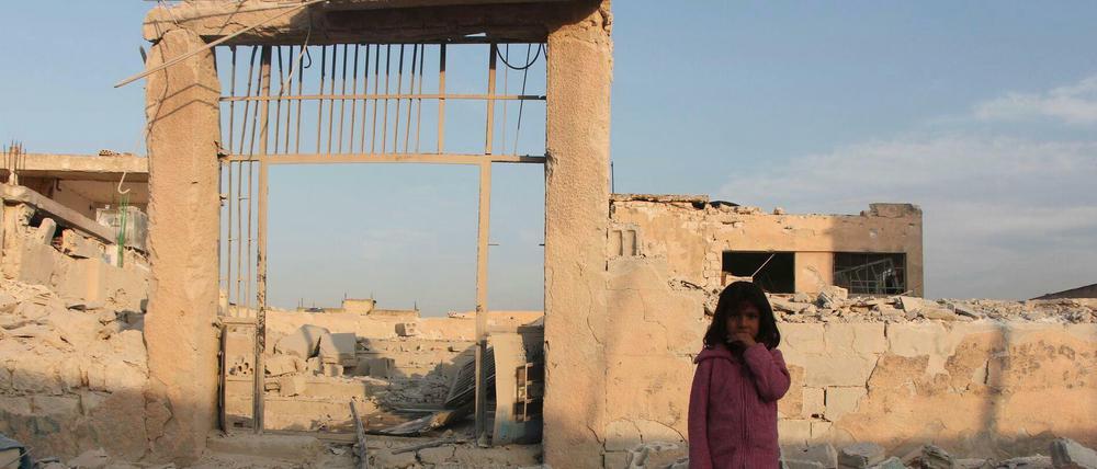 Immer wieder sorgen Luftangriffe für Zerstörung. Dieses undatierte Bild zeigt eine zerstörte Schule in Idlib.