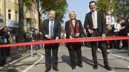 Daniel Krüger (l.) im Jahr 2015. Hier im Bild mit Bezirksbürgermeisterin Angelika Schöttler und Staatssekretär Christian Gaebler.