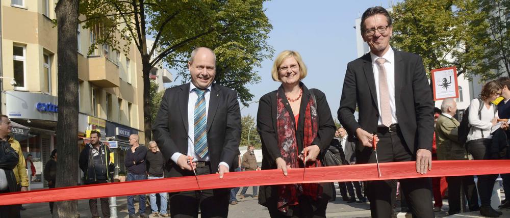 Daniel Krüger (l.) im Jahr 2015. Hier im Bild mit Bezirksbürgermeisterin Angelika Schöttler und Staatssekretär Christian Gaebler.