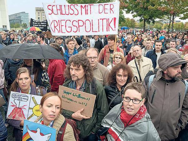Schulterschluss. Seit drei Jahren gibt es die Montagsmahnwachen in Berlin.