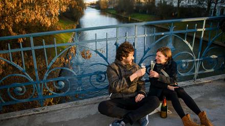 Allein würde man die Kühle, die vom Kanal hochzieht, allmählich spüren, zu zweit ist es romantisch. 