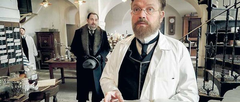 Klinikdirektor Spinola (Thomas Loibl, links) und Robert Koch (Justus von Dohnányi).