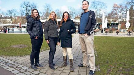 Lina, Tabea, Claudia Möcker und Dirk (v. li.), vier der acht Administratoren der Gruppe "Jeder hilft jedem Berlin". 