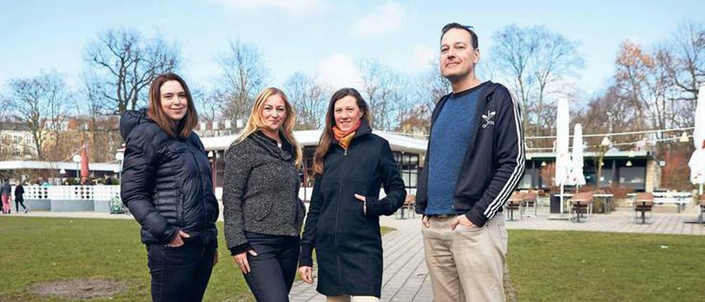 Lina, Tabea, Claudia Möcker und Dirk (v. li.), vier der acht Administratoren der Gruppe "Jeder hilft jedem Berlin".