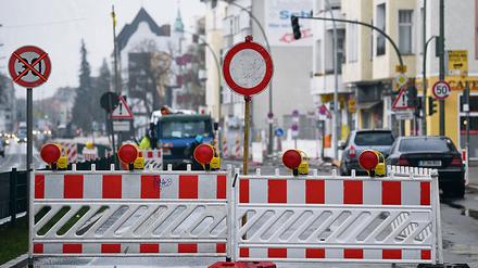 Die Wasserbetriebe legen immer wieder den Verkehr lahm - hier die Langzeit-Baustelle am Mariendorfer Damm, inzwischen erledigt.