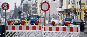 Die Wasserbetriebe legen immer wieder den Verkehr lahm - hier die Langzeit-Baustelle am Mariendorfer Damm, inzwischen erledigt.