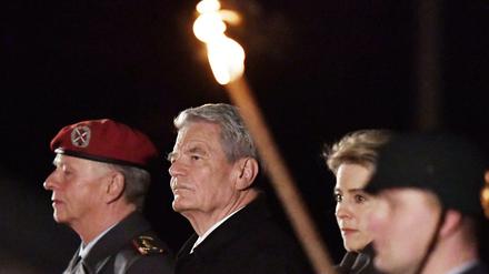 Großer Zapfenstreich: Joachim Gauck mit Bundesverteidigungsministerin Ursula von der Leyen (CDU) 