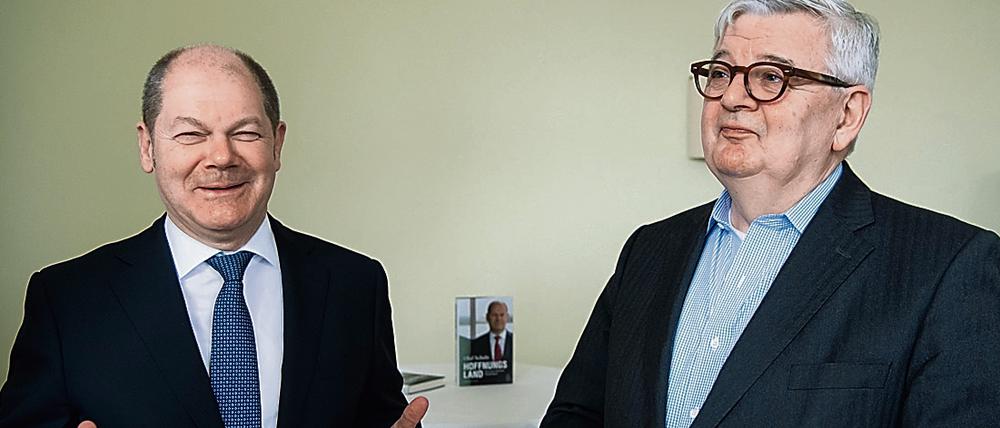 Hamburgs Erster Bürgermeister Olaf Scholz (l.), stellt zusammen mit Joschka Fischer in Berlin sein Buch "Hoffnungsland - Eine neue deutsche Wirklichkeit" vor. 