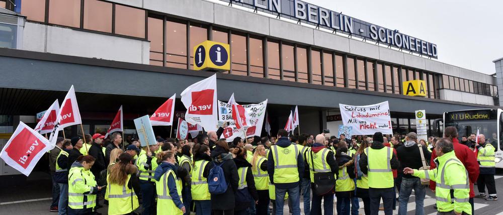Wird man - zumindest in den nächsten Tagen nicht mehr sehen: streikendes Bodenpersonal am Flughafen Schönefeld.