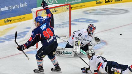 Luke Adam trifft das Tor zum 1:0 gegen Petri Vehanenh.