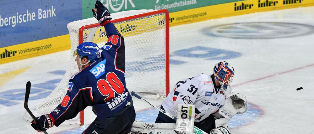 Luke Adam trifft das Tor zum 1:0 gegen Petri Vehanenh.