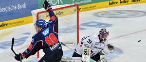 Luke Adam trifft das Tor zum 1:0 gegen Petri Vehanenh.