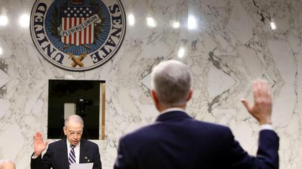 FBI-Direktor James Comey (von hinten) schwört, vor dem Kongress die Wahrheit zu sagen. 