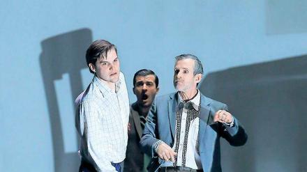 Die Lomans: Benjamin Lillie (als Biff, li), Camill Jammal (als Happy, Mi.) und Ulrich Matthes als Vater Willy, re.) 