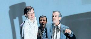 Die Lomans: Benjamin Lillie (als Biff, li), Camill Jammal (als Happy, Mi.) und Ulrich Matthes als Vater Willy, re.) 