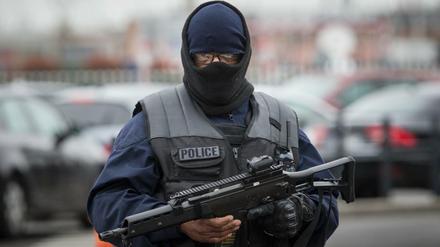 Ein französischer Polizist vor dem Flughafen Orly in Paris.