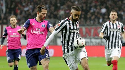 Michael Hector und Dennis Diekmeier kämpfen um den Ball.